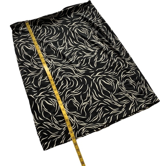 DKNY Black and Cream Pull On Skirt - Picture 5 of 6